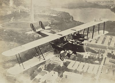 [Avión volando sobre Washington D.C.] de Fedele Azari
