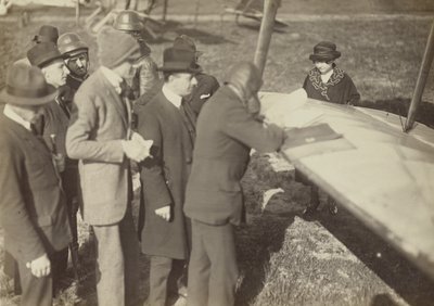 [Grupo alrededor del borde de un ala de un Caproni Ca. 3 (avión)] de Fedele Azari
