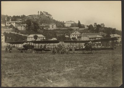 [Grupo entre dos aviones] de Fedele Azari