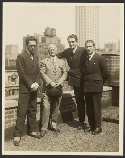 [Retrato de grupo de F. Vecchi, el Dr. Brinton, F. Azari y O.L. Foletti]. de Fedele Azari