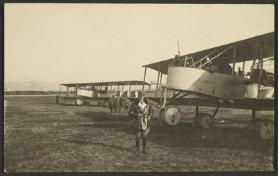 [Hombre delante de un avión] de Fedele Azari