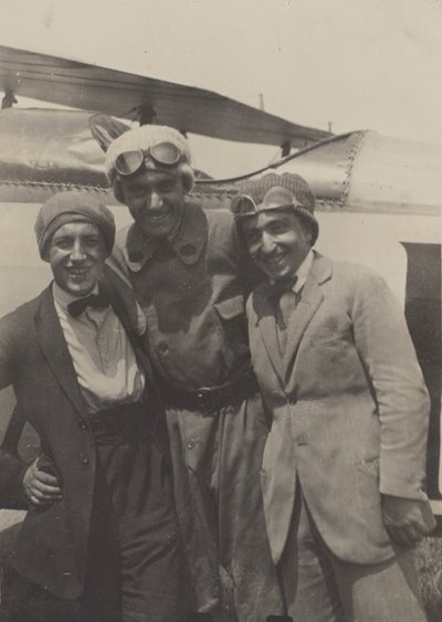 [Retrato de tres hombres sonriendo delante de un avión] de Fedele Azari