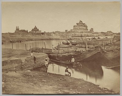 Puente de barcos sobre el río Gumti cerca de Chattar Manzil y Fusseed Bakah o Palacio Viejo de Felice A. Beato