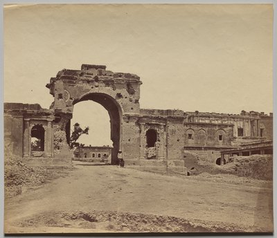 Puerta de entrada que conduce a la residencia, en poder del Capitán Aitken, 13 ° Infantería nativa de Bengala, comúnmente llamada Puerta de guardia de Bailee de Felice A. Beato