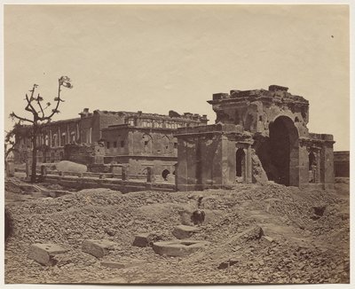 Puerta de entrada y sala de banquetes dentro de la residencia, utilizada como hospital por la guarnición de Felice A. Beato