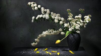 Elegante bodegón floral de Felice Angelino