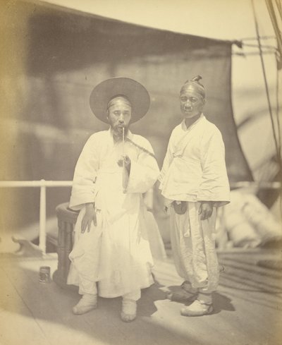 Un oficial coreano con los primeros despachos a bordo del "Colorado de Felice Beato