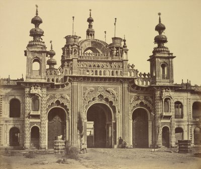 Una puerta que conduce al Palacio Kaiserbagh de Felice Beato