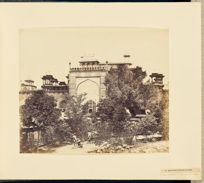 [Tumba de Akbar en Secundra, cerca de Agra] de Felice Beato