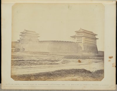[Puerta de Anting de Pekín después de la rendición - 21 de octubre de 1860 - Las tropas británicas y francesas en posesión] de Felice Beato
