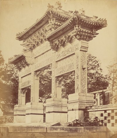 Arco en el Templo Lama cerca de Pekín, octubre de 1860 de Felice Beato