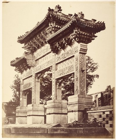 Arco en el templo de Lama, cerca de Pekín, octubre de 1860 de Felice Beato