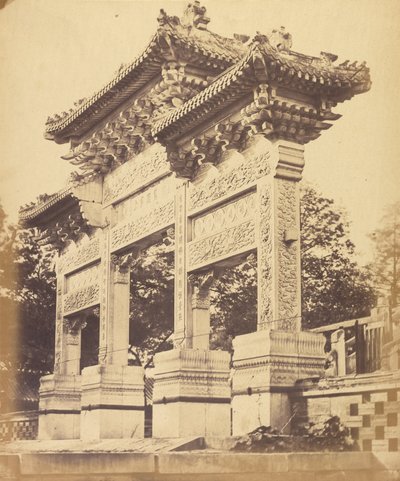 Arco en el Templo Lama, cerca de Pekín, octubre de 1860 de Felice Beato