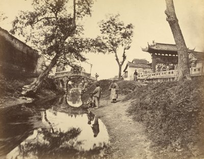 [Vista china de un río y un puente en un pueblo con varios chinos]. de Felice Beato