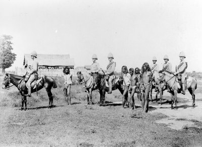 Bandidos siendo llevados por la infantería montada, c.1890 de Felice Beato