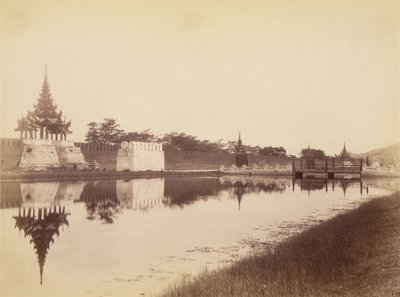 Muro Este de la Ciudad con Foso y Puente, Mandalay de Felice Beato