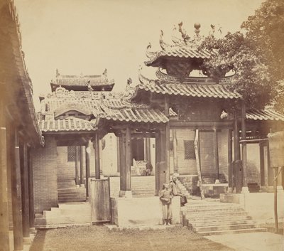 Entrada al Templo de los Cinco Genios, Cantón, Abril 1860 de Felice Beato