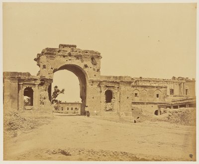 [Puerta que conduce a la Residencia, comúnmente la Puerta de la Guardia Bailee, en poder del Teniente-Coronel R.H.M. Aitken, de la 13ª Infantería Nativa de Bengala] de Felice Beato