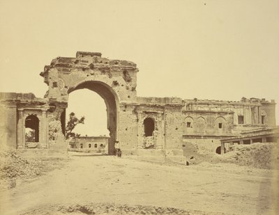 Puerta de entrada a la Residencia, comúnmente la Puerta de la Guardia Bailee, defendida por el Teniente Coronel R.H.M. Aitken, del 13º Bengal Native de Felice Beato