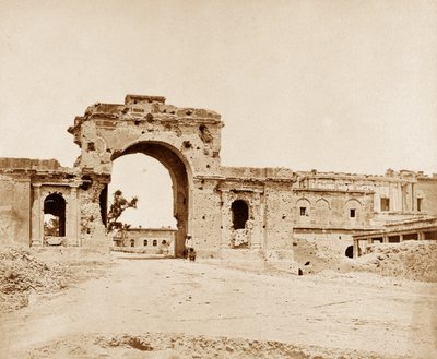 Puerta que conduce a la Residencia, mantenida por el Capitán Atkinson de la 13ª Infantería Nativa de Felice Beato