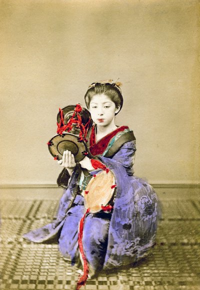 Geisha tocando el tsuzumi, Japón, 1882 de Felice Beato