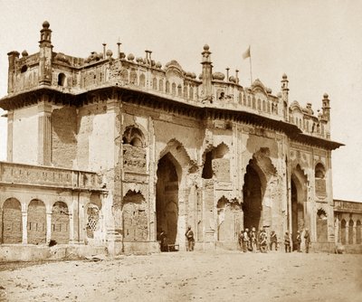 Entrada muy dañada a la iglesia de Imaumbarah de Felice Beato