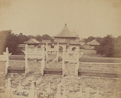 Interior y Arcos del Templo del Cielo Donde el Emperador Sacrifica Una Vez al Año, en la Ciudad China de Pekín, Octubre 1860 de Felice Beato