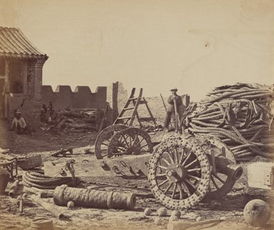 Interior del Fuerte Pehtang mostrando el almacén y el cañón de madera de Felice Beato