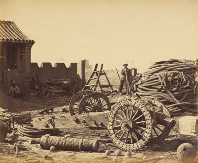 Interior de Pehtang mostrando el almacén y el cañón de madera, 1 de agosto de 1860 de Felice Beato