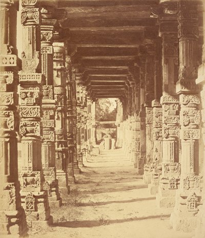 Interior del templo hindú de Cootub, Delhi de Felice Beato