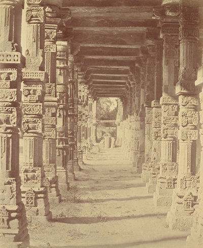 Interior del templo hindú en Kootub de Felice Beato