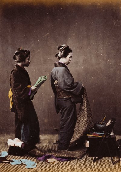 Mujeres japonesas vistiéndose, c.1870-1880 de Felice Beato