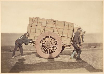 [Hombres empujando un carro] de Felice Beato