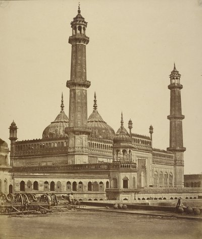 [Mezquita dentro de la emambara o tumba de Asaf-ud Dawlah, ahora utilizada como hospital, Lucknow]. de Felice Beato
