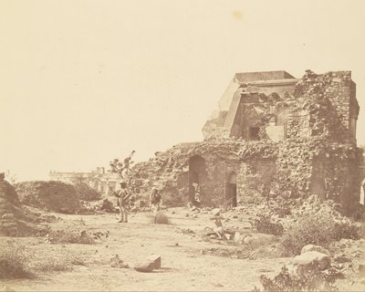 Observatorio y Batería con la Casa de Hindoo Rao en la distancia de Felice Beato