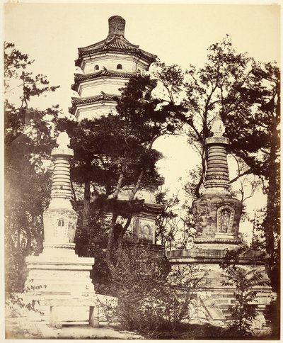 [Pagoda en la colina, - Palacio de Verano, Yuen-Ming-Yuen, Pekín] de Felice Beato
