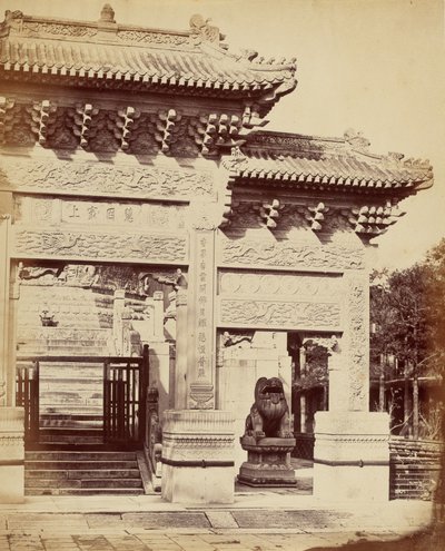 Parte de la entrada al Templo Lama cerca de Pekín, octubre de 1860 de Felice Beato