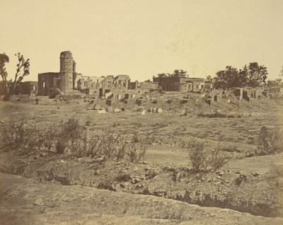 [Ruinas de la Residencia en el lado opuesto de la Puerta de la Guardia Bailee] de Felice Beato