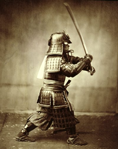 Samurái con espada levantada de Felice Beato