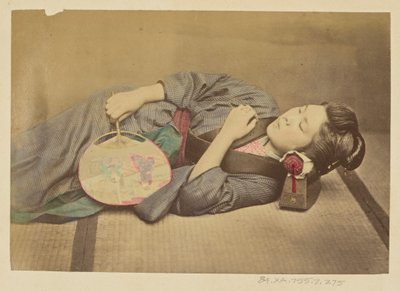 [Mujer japonesa dormida sosteniendo un abanico] de Felice Beato