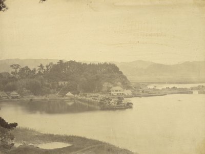 Casa de té en Kanazawa, bahía de Hirakata desde Kyurantei de Felice Beato