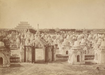 La Pagoda 450 desde la Pagoda Central - Mandalay de Felice Beato