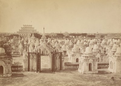 La Pagoda 450 desde la Pagoda Central - Mandalay de Felice Beato