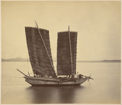 El primer junco coreano trae despachos a bordo del U.S.S. Colorado, inmediatamente después de echar el ancla de Felice Beato