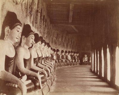 Los cuarenta y nueve Gautamas en el templo de Sagaing de Felice Beato