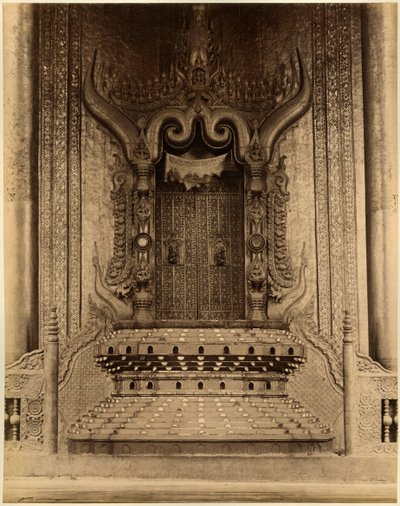 El The-ha-thana o el trono de los Leones en el Myei-nan o Sala de Audiencias Principal en el palacio de Mandalay, Birmania, finales del siglo XIX (impresión de albúmina) de Felice Beato