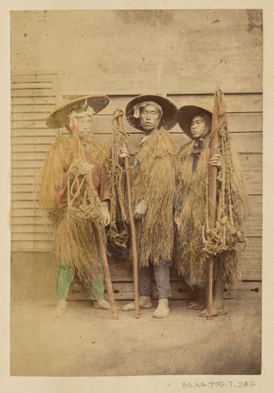 [Tres hombres japoneses con túnicas de hierba y sombreros de ala ancha] de Felice Beato