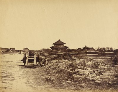 Cima de la Muralla de Pekín mostrando los cañones chinos dirigidos contra nuestras baterías, 14 de octubre de 1860. de Felice Beato