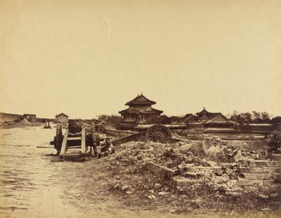 Parte superior del muro de Pekín mostrando los cañones chinos dirigidos contra nuestras baterías, 14 de octubre de 1860 de Felice Beato
