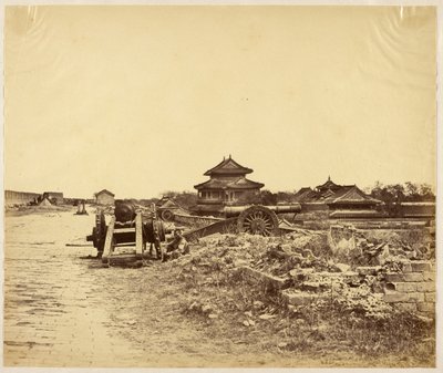 [Cima de la Muralla de Pekín tomada en posesión el 14 de octubre de 1860 mostrando los cañones chinos dirigidos contra nuestras baterías] de Felice Beato